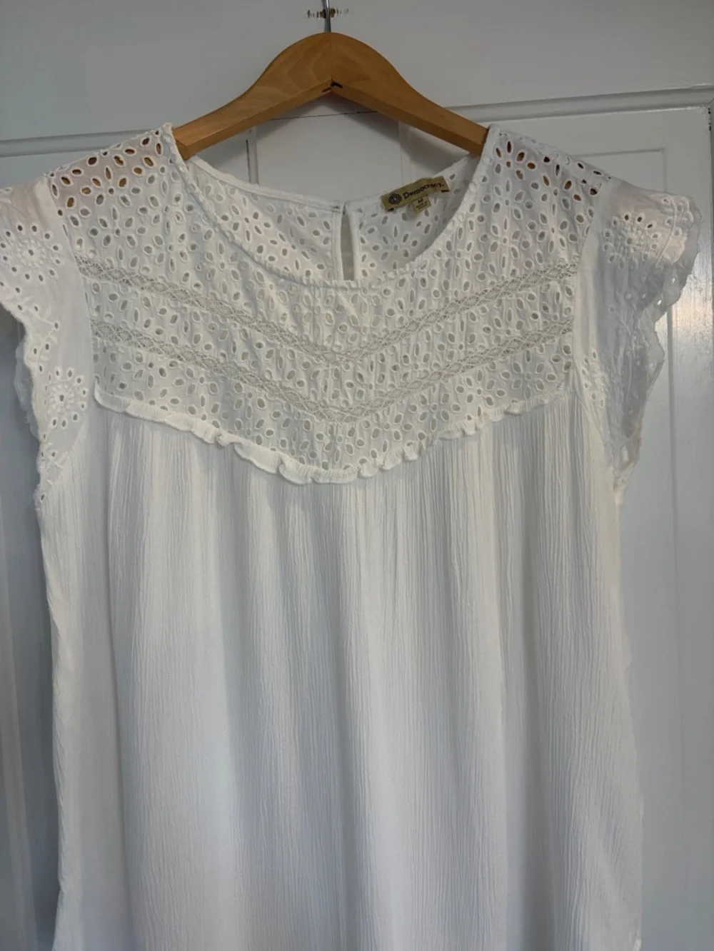 Democracy White Eyelet Yoke Cap Sleeve Top Size Medium - Picture 4 of 6